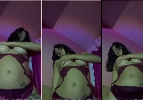 Jovem ninfeta exibindo os peitões só de lingerie sexy