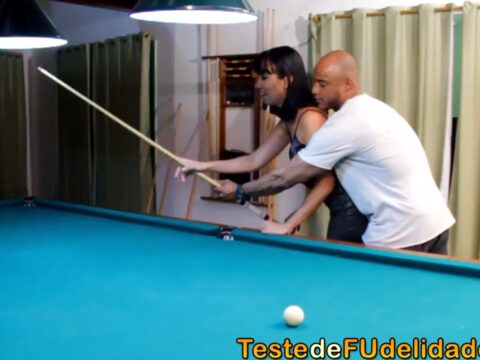 Mestre da sinuca comendo a aluna novinha na mesa de jogo
