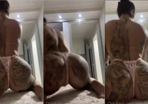 Morena tatuada de São paulo exibindo o seu corpão esbelto só de calcinha fio dental