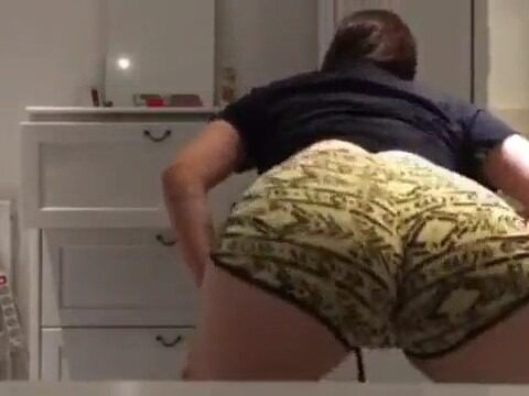 Novinha safada rebolando a bucetinha rosa no interior do Piauí