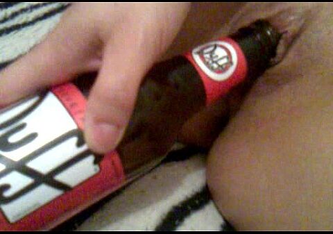 Tarada enfiando uma garrafa de vidro no cuzinho e na xoxota